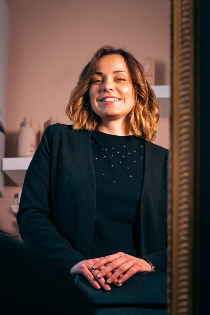 Moi c’est Anne-Sophie, fondatrice de Douceur Capillaire. Je t’accueille dans un salon privatif à Compiègne pour révéler ta beauté naturelle tout en douceur.