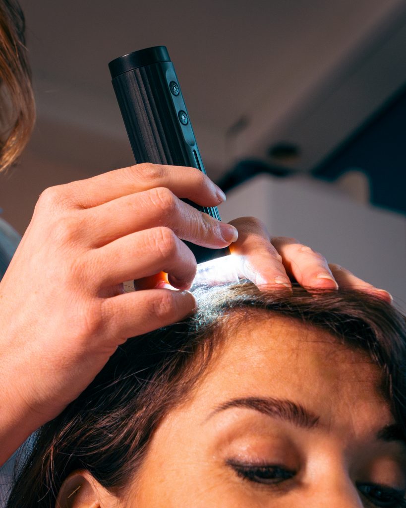 Micro visionneuse a retrouver chez Douceur capillaire pour une expertise de votre cuir chevelu et de votre cheveux en détails.