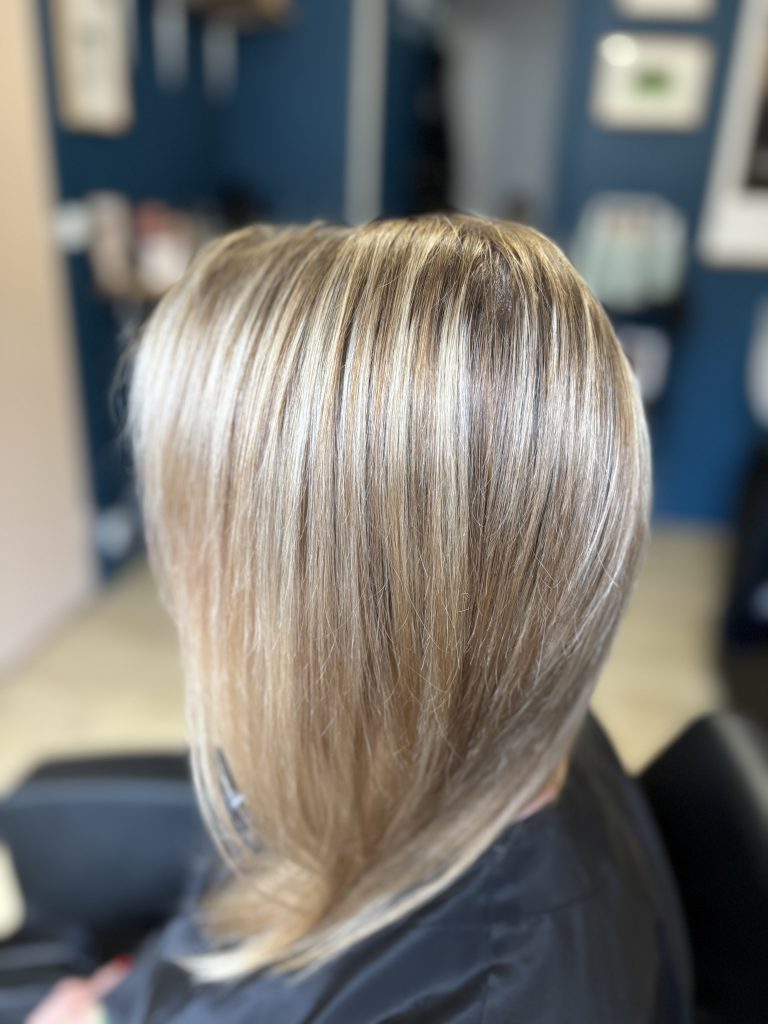 Balayage Babylight fait chez douceur capillaire pour un blond beige doux et lumineux.